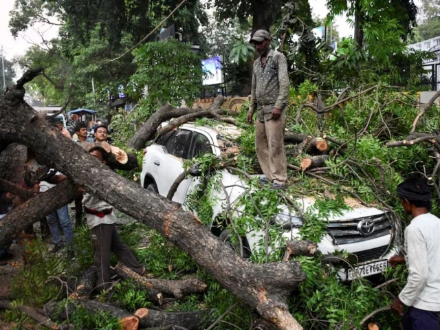 Violent storm tears through India’s most populous state, killing over 100 | The Express Tribune