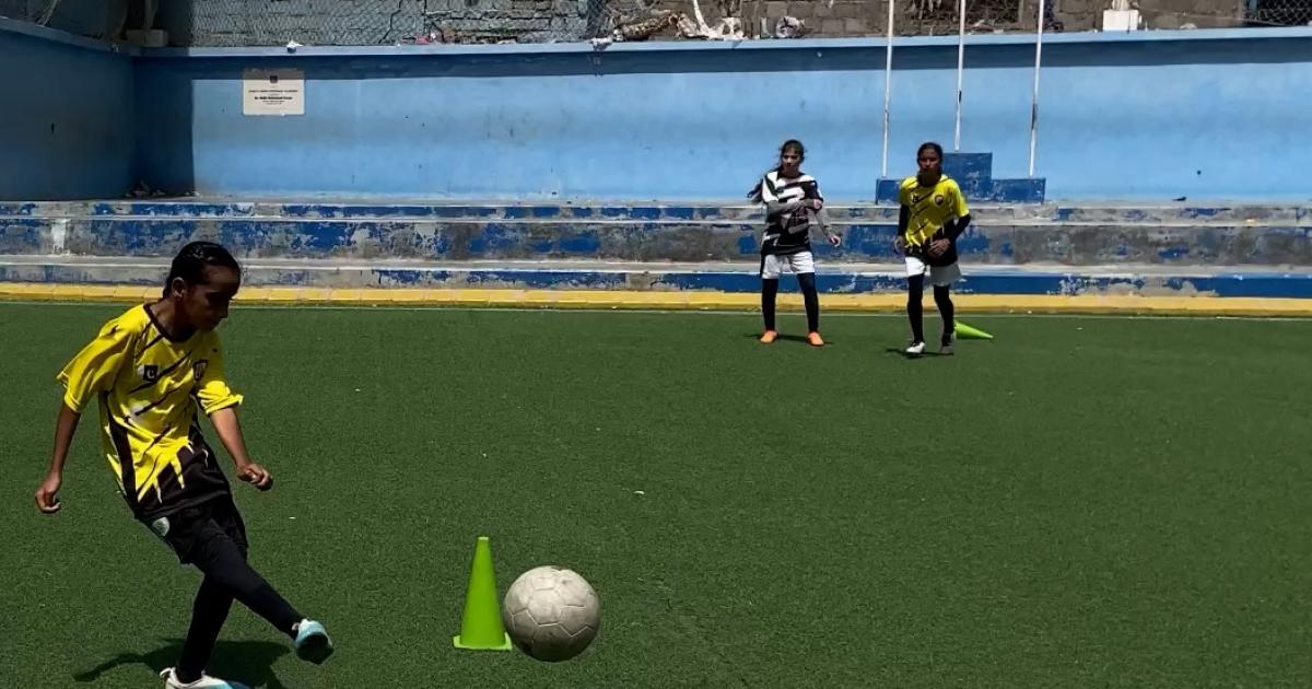 ’اب گولیوں کی نہیں بلکہ گیند کی آوازیں ہیں:‘ لیاری کی بچیوں کا فٹ بال جنون