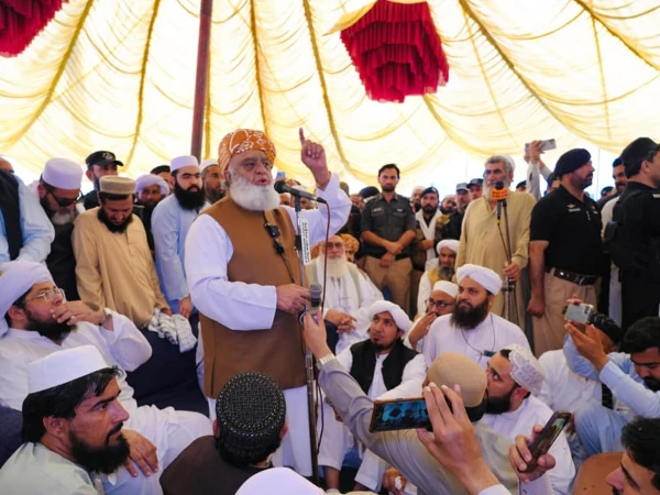 ادارے مفت کی تنخواہیں نہ لیں شیخ ادریس کے قاتلوں کو گرفتار کریں، فضل الرحمان – Daily Qudrat