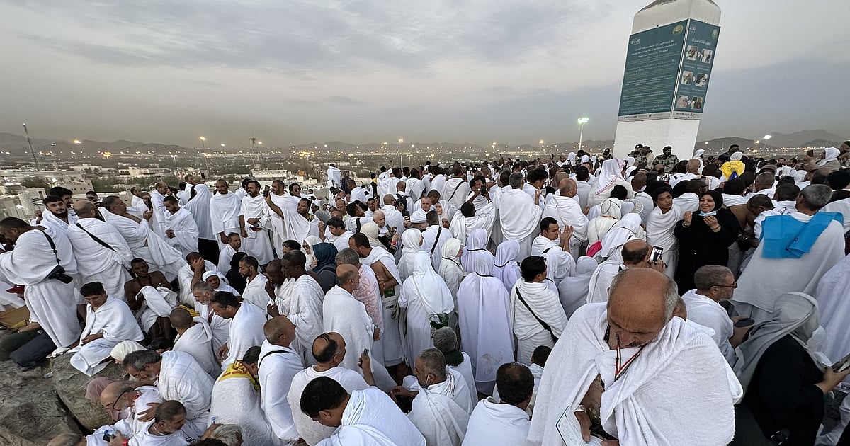 حجاج کرام حج کے سب سے بڑے رکن ’وقوفِ عرفہ‘ کی ادائیگی کے لیے میدانِ عرفات پہنچے