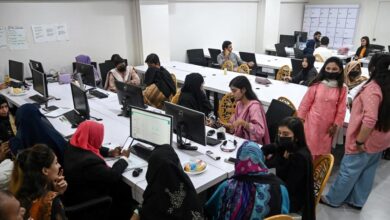 دفتر سے گھر تک: وہ نظام جو خواتین کو ملازمت چھوڑنے پر مجبور کرتا ہے