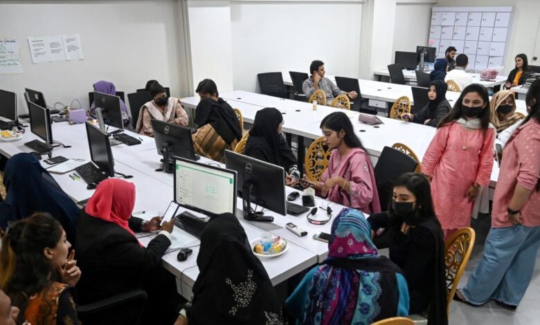 دفتر سے گھر تک: وہ نظام جو خواتین کو ملازمت چھوڑنے پر مجبور کرتا ہے