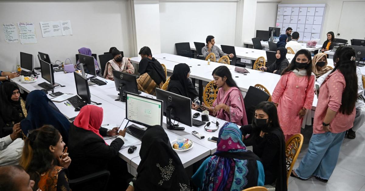 دفتر سے گھر تک: وہ نظام جو خواتین کو ملازمت چھوڑنے پر مجبور کرتا ہے