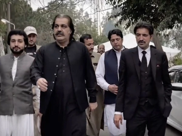 شیر افضل نے گنڈاپور کو بطور وزیراعلیٰ بحال کرنے کیلیے آئینی عدالت میں درخواست دائر کردی | Express News