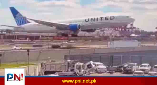 طیارہ ٹیک آف کے دوران انسان سے ٹکرا گیا