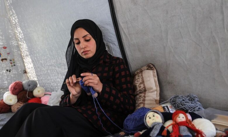غزہ: گڑیا بنا کر بچوں میں خوشیاں بانٹتی فلسطینی معلمہ