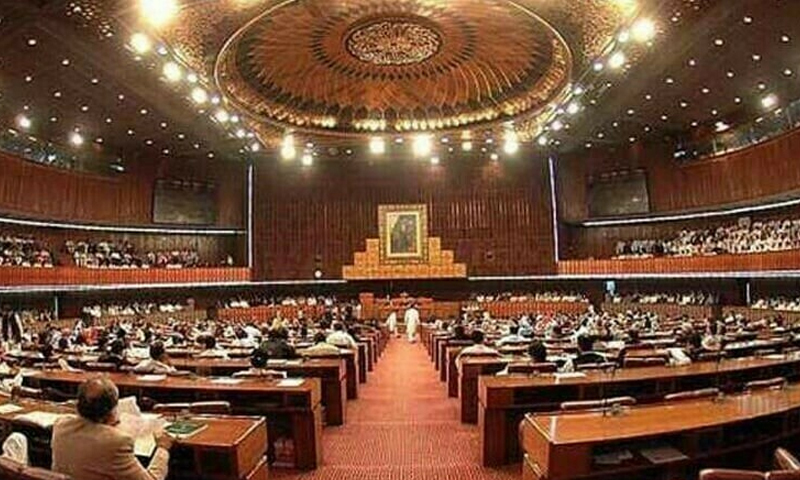 قومی اسمبلی میں پی ٹی آئی اراکین آپس میں دست وگریباں، ایک دوسرے کو مارنے کی کوشش – Daily Qudrat