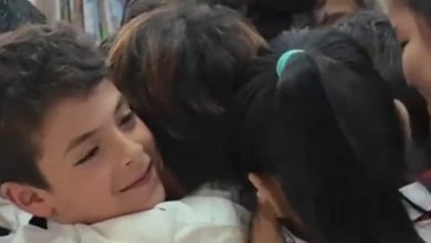 موت کو شکست دے کر 2 ماہ بعد اسکول پہنچے ایرانی بچے کو دیکھ کر گلے لگ کر رونے لگے ’چینی دوست‘