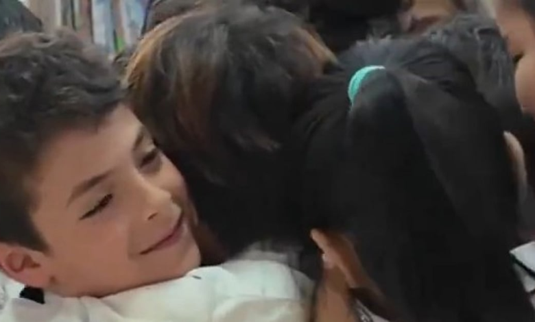 موت کو شکست دے کر 2 ماہ بعد اسکول پہنچے ایرانی بچے کو دیکھ کر گلے لگ کر رونے لگے ’چینی دوست‘