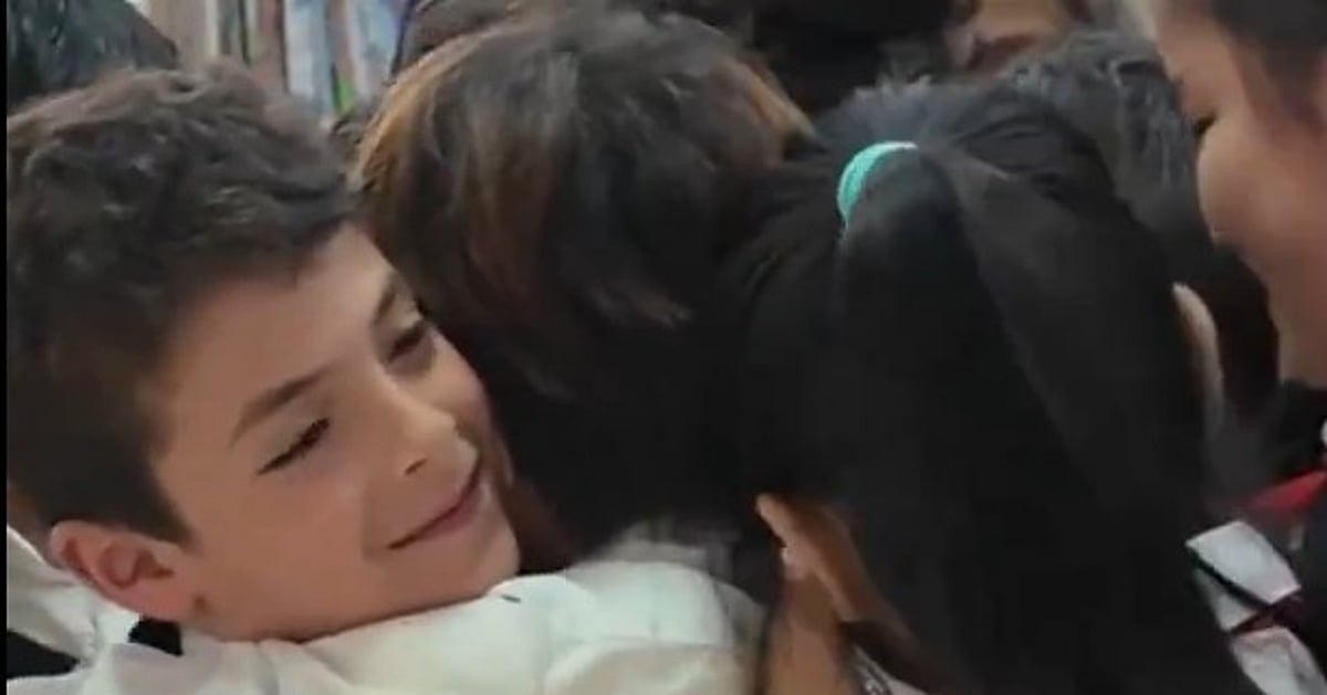 موت کو شکست دے کر 2 ماہ بعد اسکول پہنچے ایرانی بچے کو دیکھ کر گلے لگ کر رونے لگے ’چینی دوست‘
