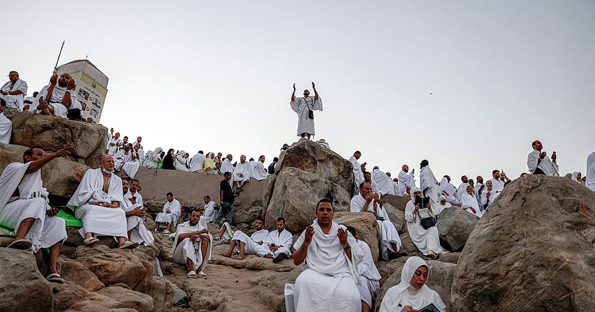 میدانِ عرفات میں حج کا اہم رکن ادا، ہندوستانی عازمین سمیت لاکھوں فرزندانِ توحید عبادات میں مشغول
