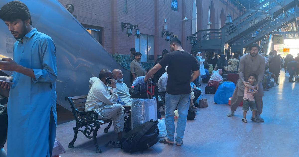 پاکستان ریلوے نے نئی ٹرینوں کے اعلان کے ساتھ آٹھ مسافر گاڑیاں بند کیوں کر دیں؟