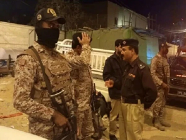 کراچی: پی آئی بی کالونی میں رینجرز اور بھتہ خوروں کے درمیان مقابلہ، دو زخمیوں سمیت 5 ملزمان گرفتار | Express News