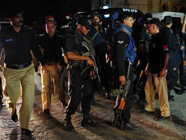 کراچی، ایف بی ایریا میں بچوں کی لڑائی میں بڑے بھی کود پڑے، متعدد افراد زخمی، علاقہ میدان جنگ بن گیا | Express News