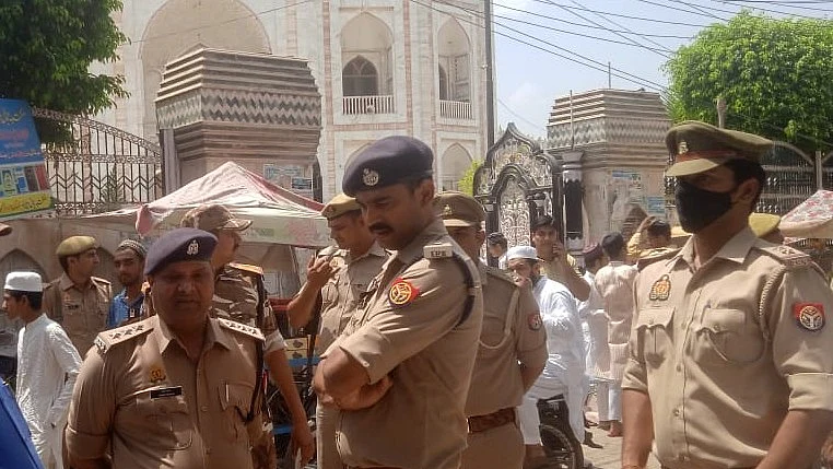 کولکاتا: نمازِ جمعہ کے دوران 2 گروپ میں تصادم، راجہ بازار علاقہ پولیس چھاؤنی میں تبدیل