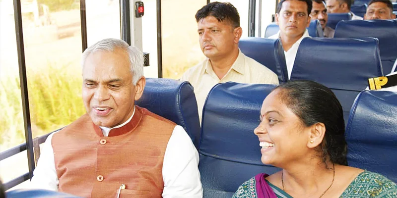 गुजरात के राज्यपाल ने भीषण गर्मी में किया ST बस से सफर
