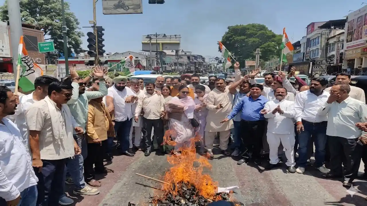 देहरादून के एस्ले हॉल चौक पर कांग्रेस का उग्र प्रदर्शन, बढ़ती महंगाई को लेकर फूंका सरकार का पुतला – Doon Horizon